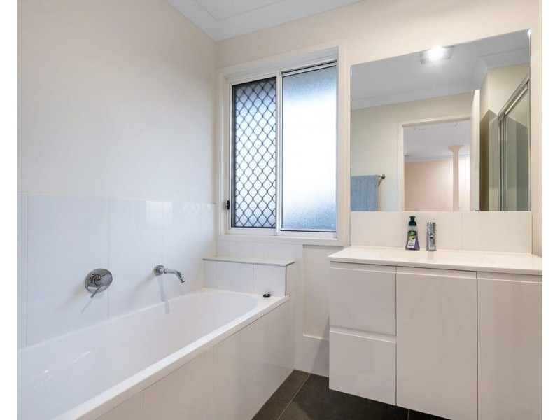 6 Avoca Place, Redland Bay QLD 4165