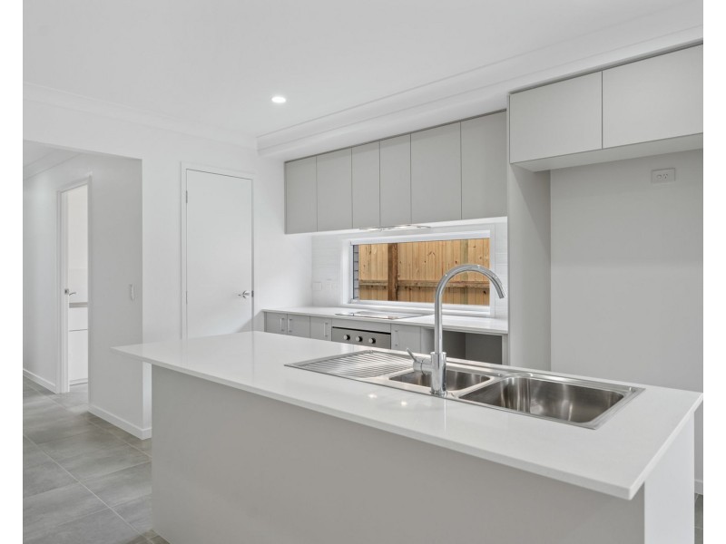 5 Pomax Street, Yamanto QLD 4305
