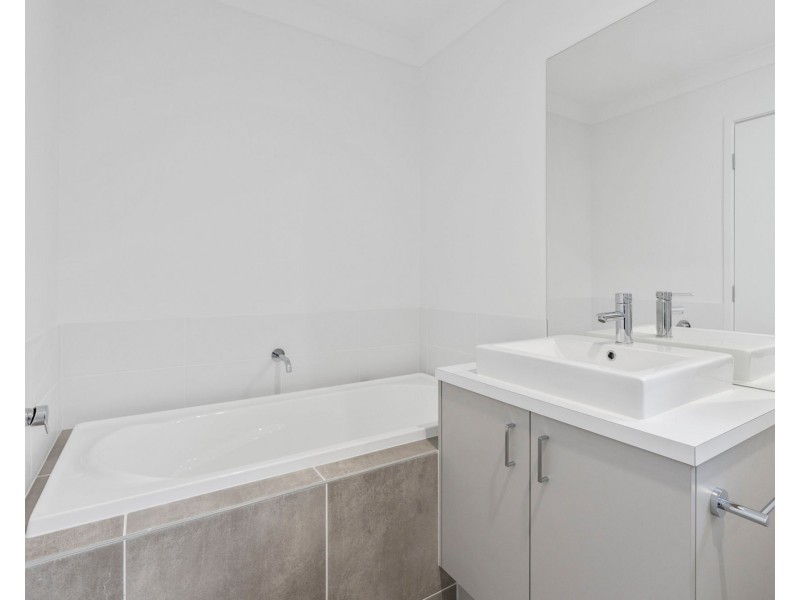 5 Pomax Street, Yamanto QLD 4305
