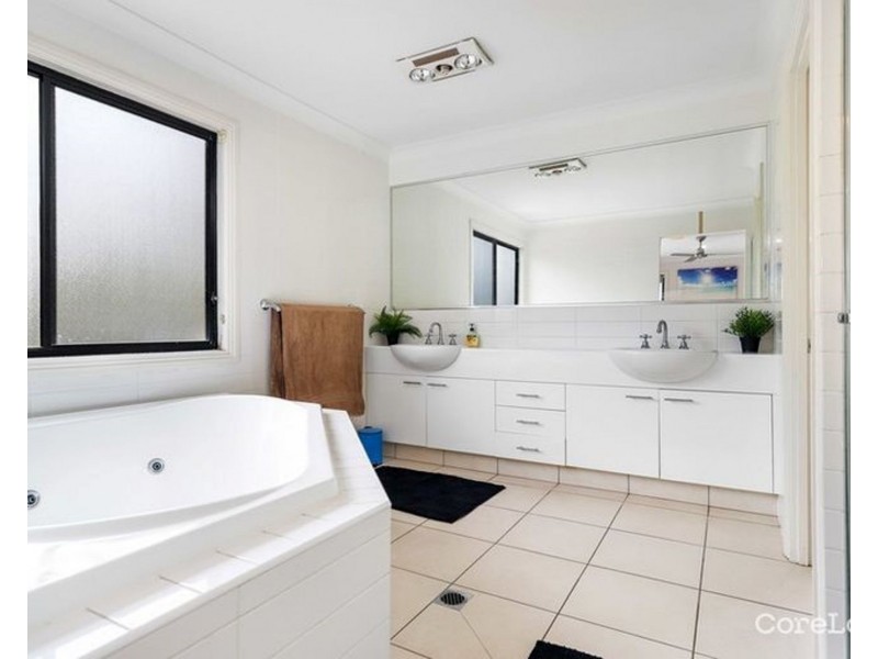 1 Zane Street, Molendinar QLD 4214