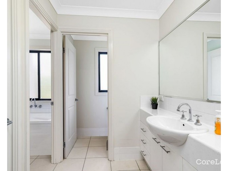 1 Zane Street, Molendinar QLD 4214