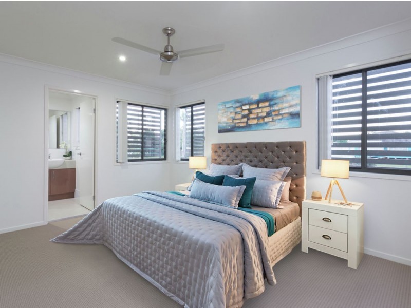 2/10 Fourth Avenue, Labrador QLD 4215