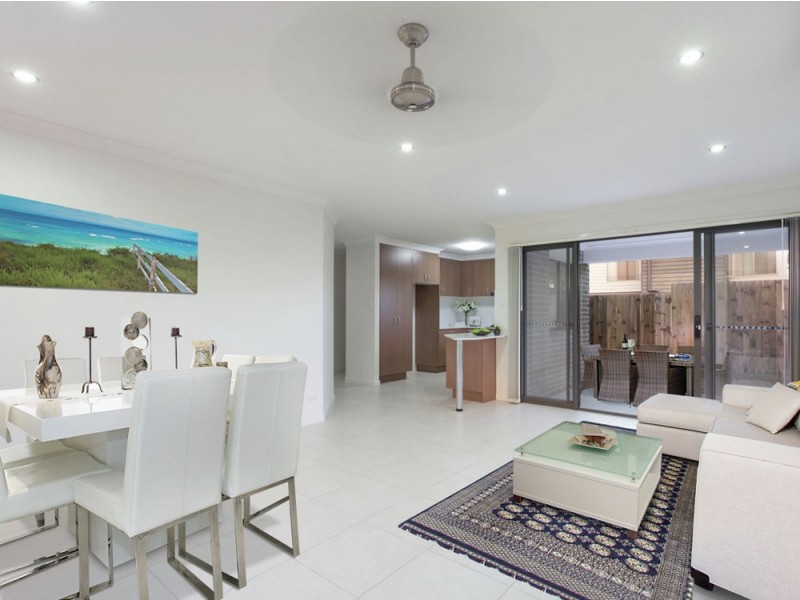 2/10 Fourth Avenue, Labrador QLD 4215