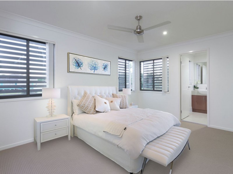 2/10 Fourth Avenue, Labrador QLD 4215