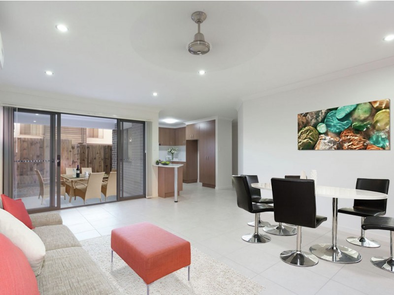 2/10 Fourth Avenue, Labrador QLD 4215