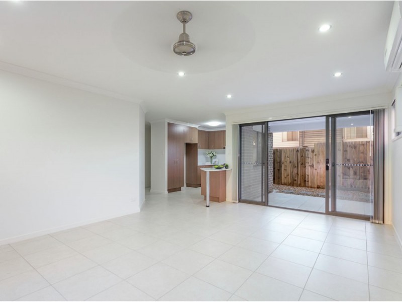 2/10 Fourth Avenue, Labrador QLD 4215