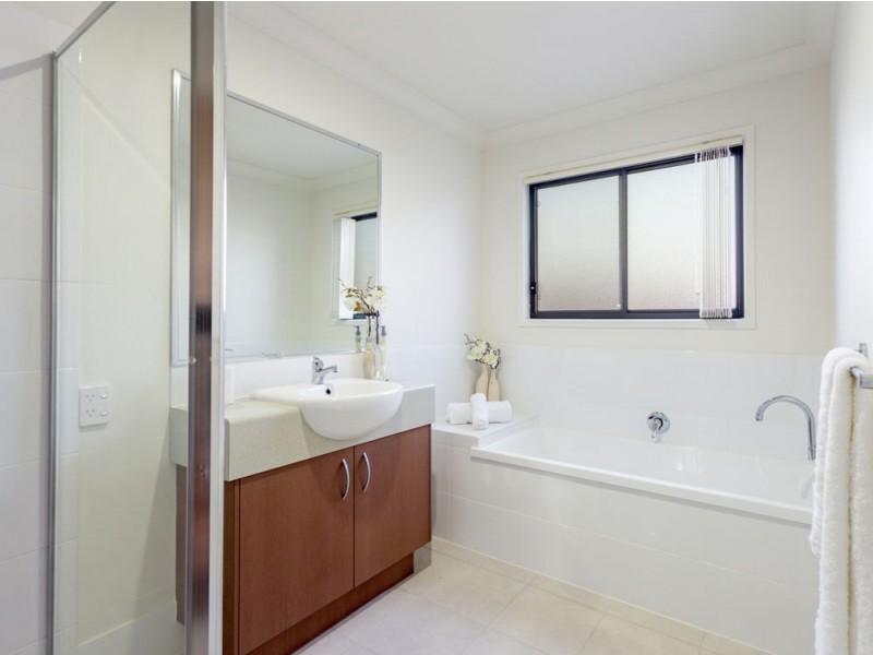 2/10 Fourth Avenue, Labrador QLD 4215