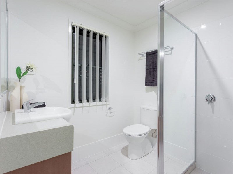 2/10 Fourth Avenue, Labrador QLD 4215