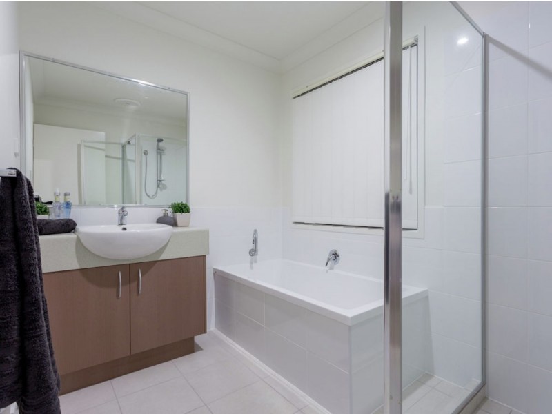 2/10 Fourth Avenue, Labrador QLD 4215