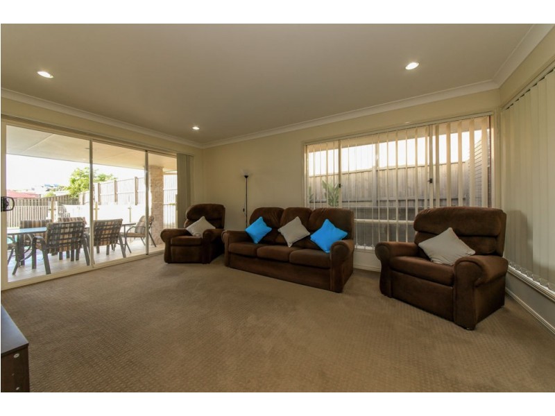 106 Wunburra Circle, Pacific Pines QLD 4211