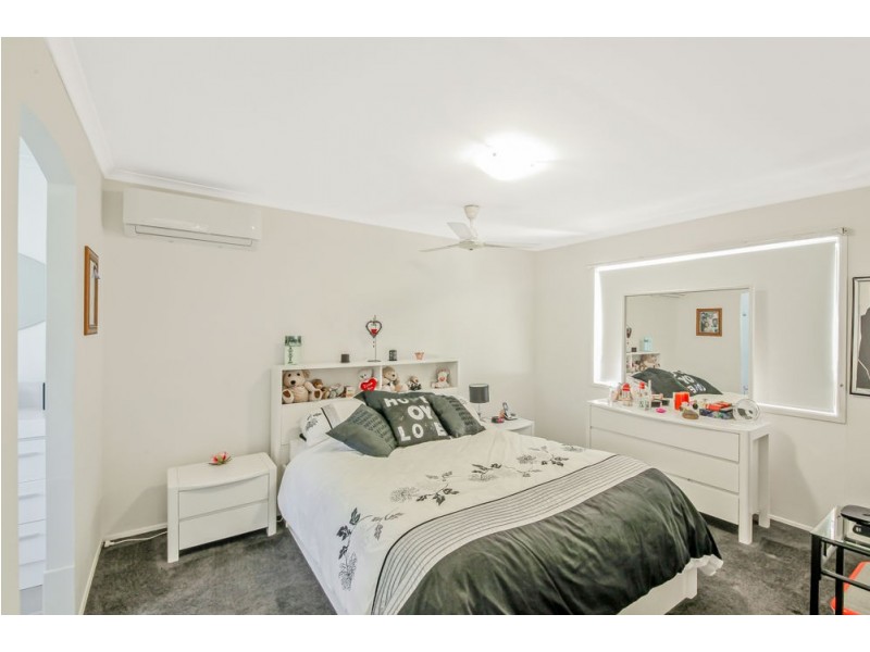 4 Kittani Crescent, Ashmore QLD 4214