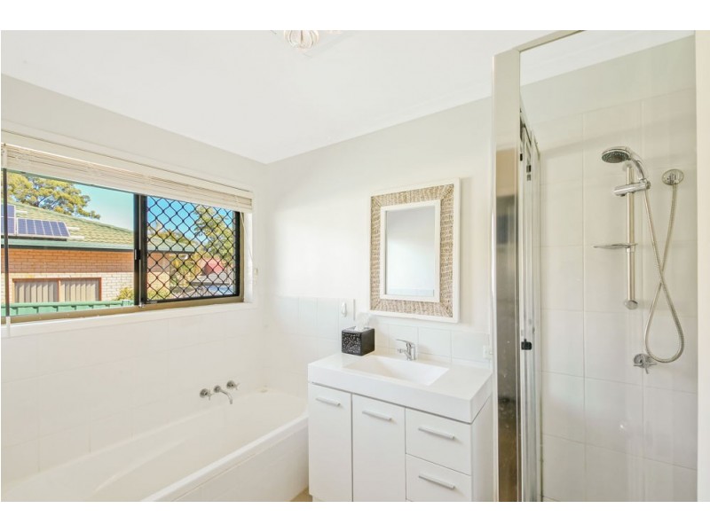 4 Kittani Crescent, Ashmore QLD 4214