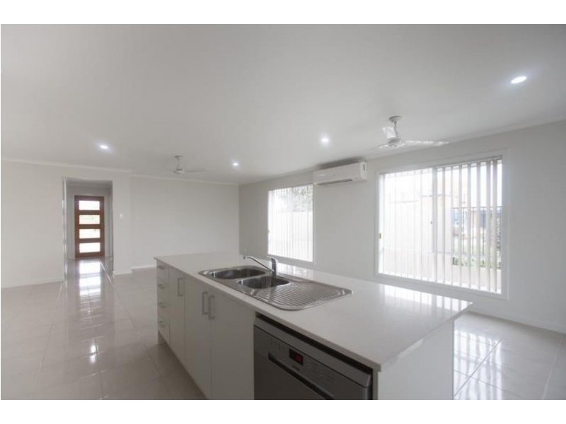 12 Keelson Crescent, Hope Island QLD 4212