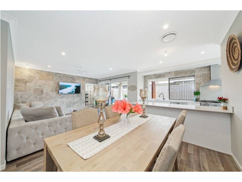 17 Lindeman Circuit, Pimpama QLD 4209