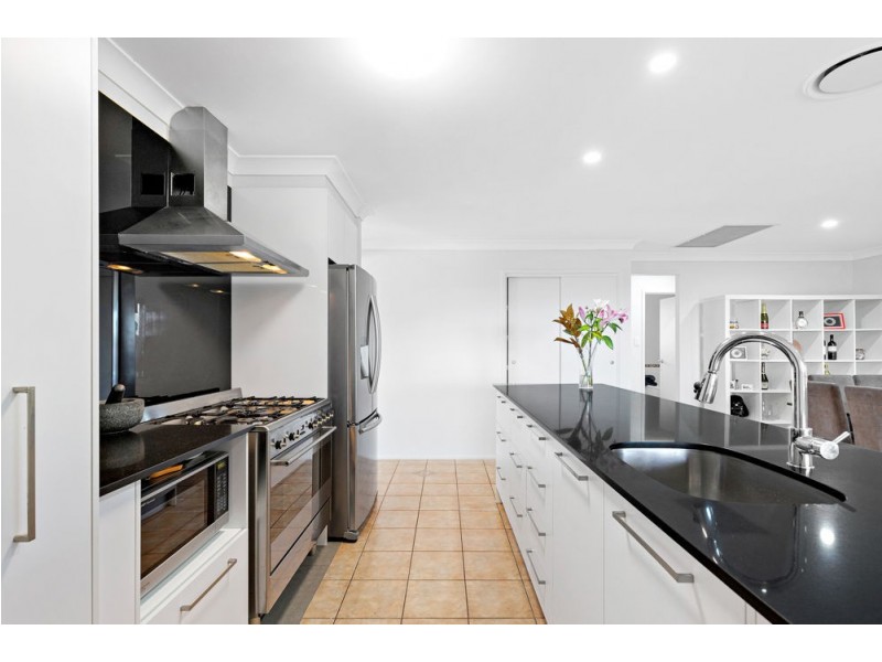 9 Temoe Rise, Pacific Pines QLD 4211