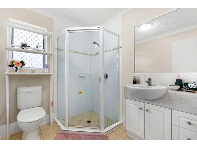 17/4 Proud Street, Labrador QLD 4215