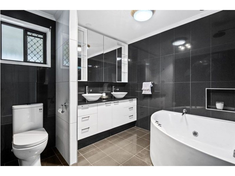 113 Bamboo Avenue, Benowa QLD 4217