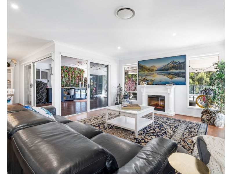 8 Hillary Circuit, Pacific Pines QLD 4211