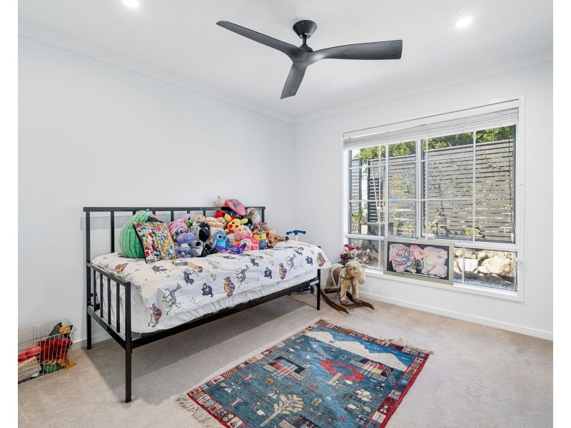 8 Hillary Circuit, Pacific Pines QLD 4211