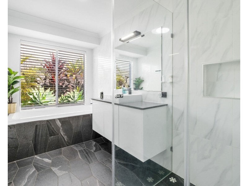 8 Hillary Circuit, Pacific Pines QLD 4211