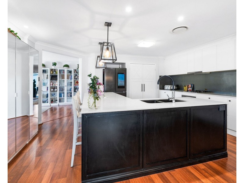 8 Hillary Circuit, Pacific Pines QLD 4211