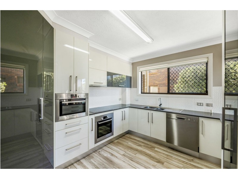 1/254 Marine Parade, Labrador QLD 4215