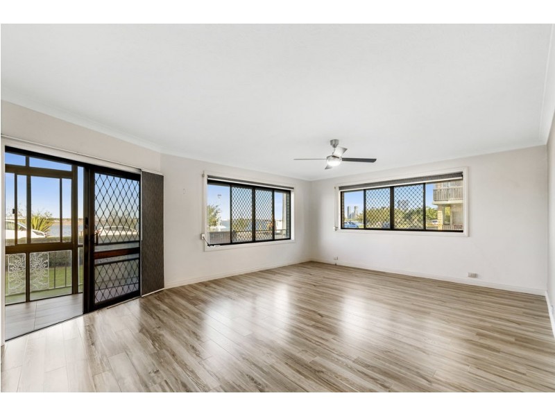 1/254 Marine Parade, Labrador QLD 4215