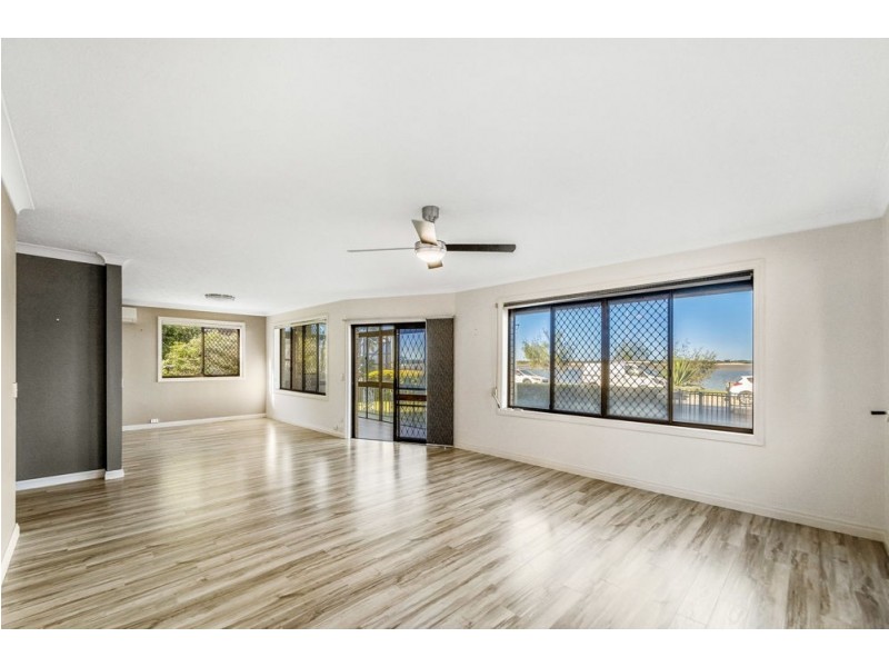 1/254 Marine Parade, Labrador QLD 4215