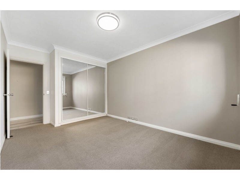 1/254 Marine Parade, Labrador QLD 4215