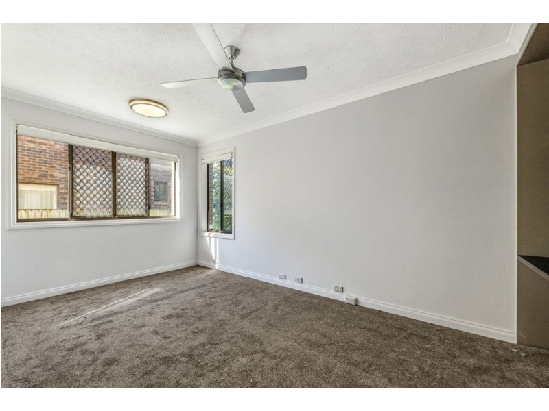 1/254 Marine Parade, Labrador QLD 4215