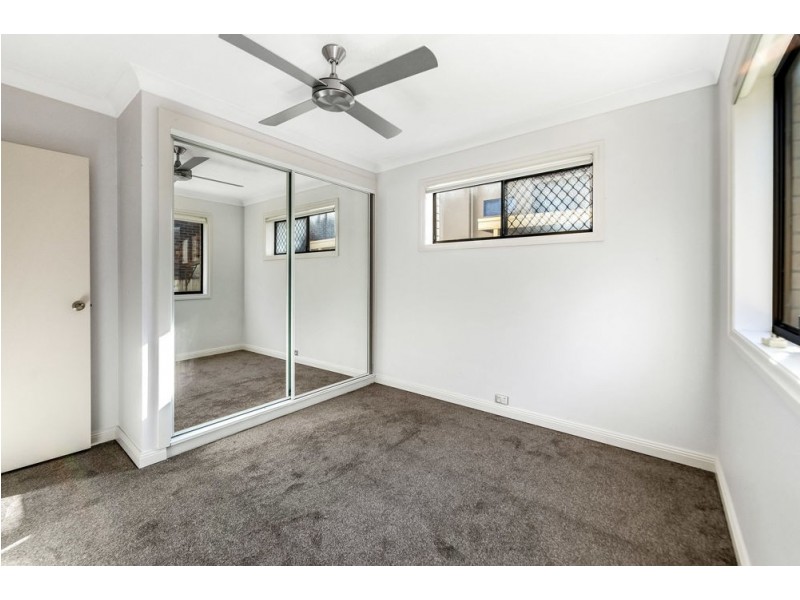 1/254 Marine Parade, Labrador QLD 4215