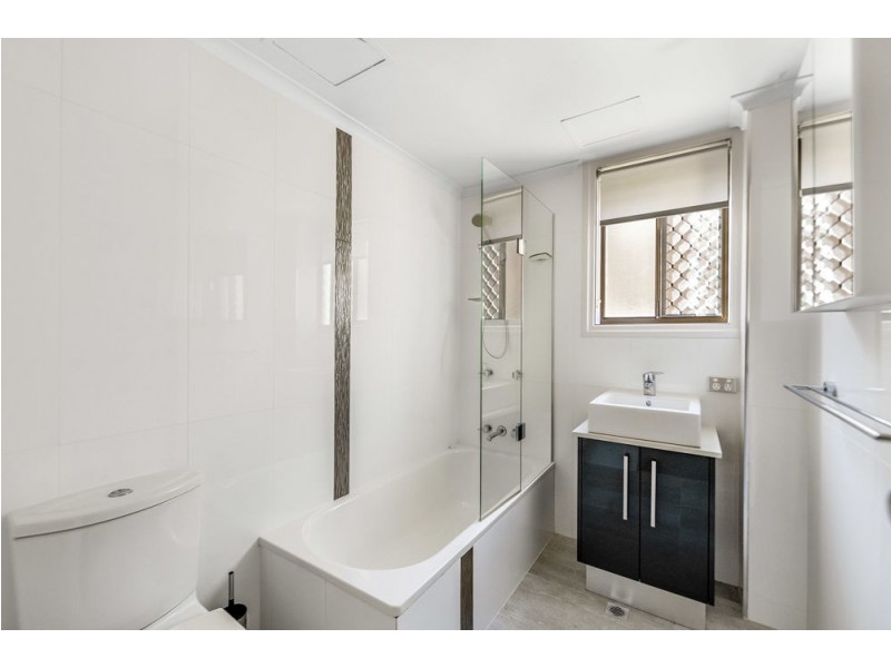 1/254 Marine Parade, Labrador QLD 4215