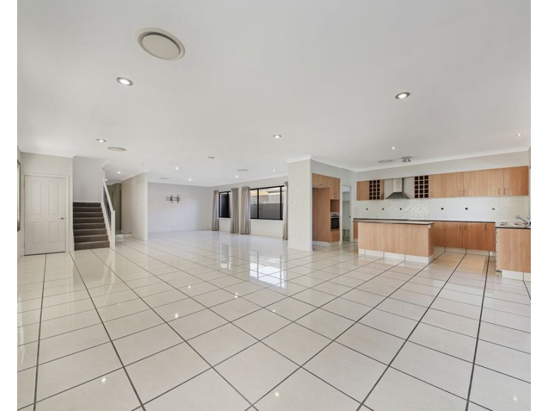 16 Saltair Grove, Helensvale QLD 4212