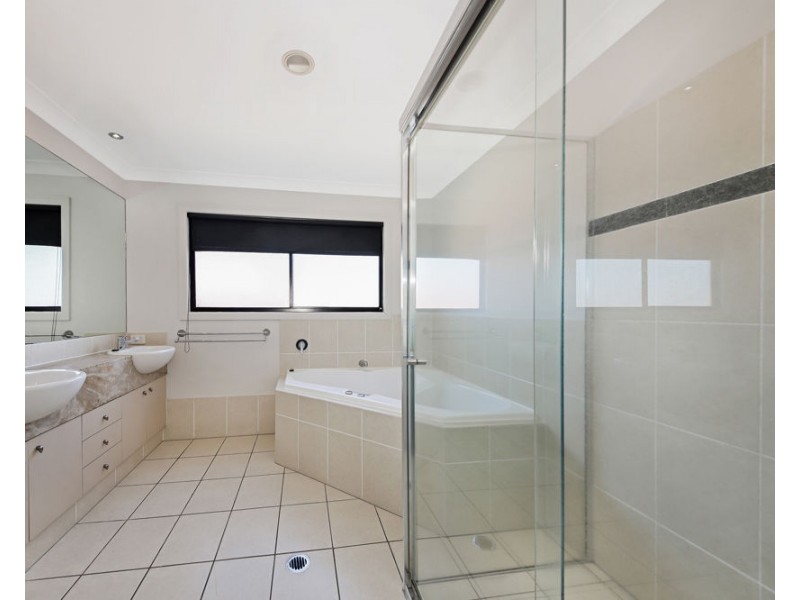 16 Saltair Grove, Helensvale QLD 4212