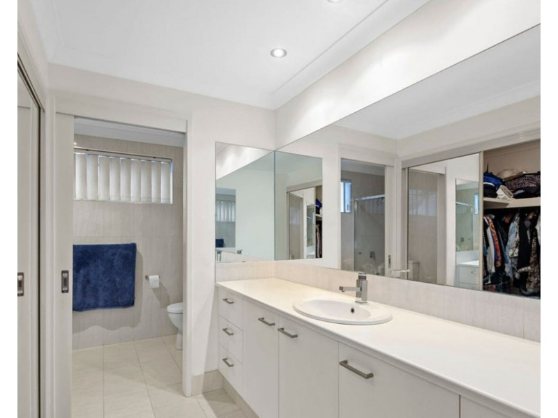 29 Kingfisher Crescent, Burleigh Waters QLD 4220