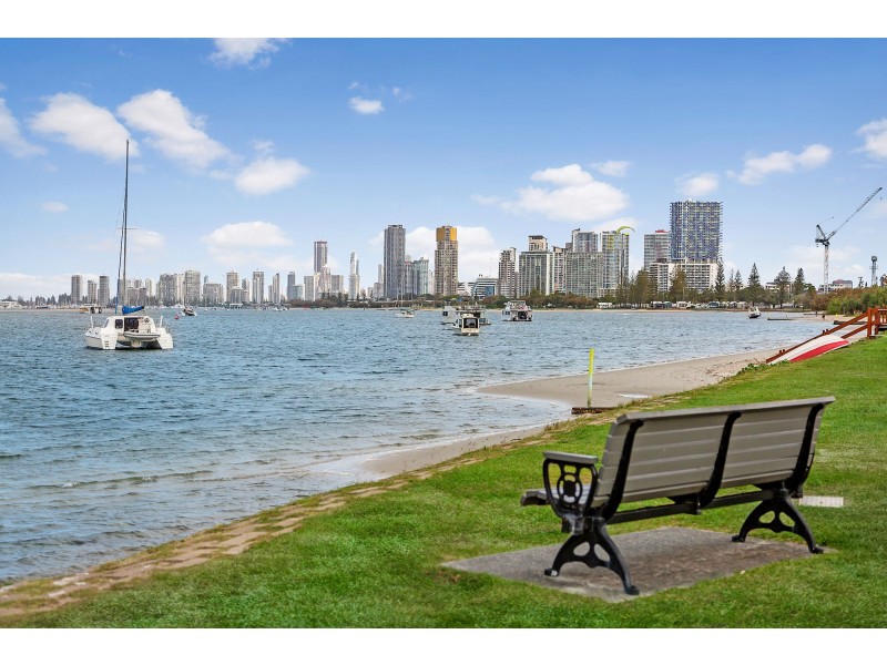 8/111 Frank Street, Labrador QLD 4215