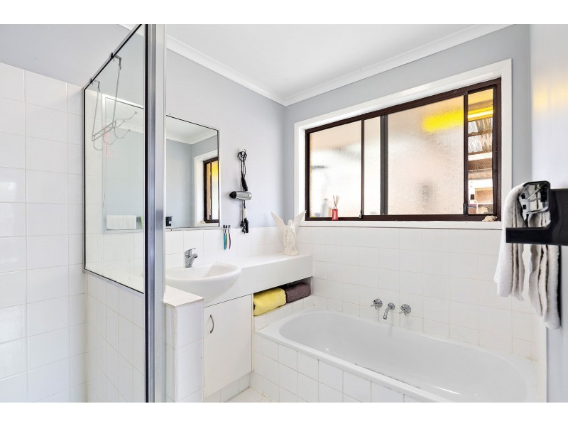 2/23 Callistemon Court, Arundel QLD 4214