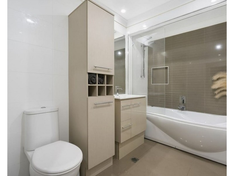 34 EILEEN AVENUE, Southport QLD 4215