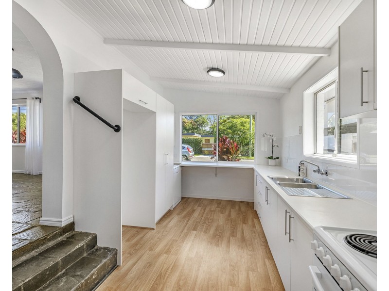 5 Raymond Avenue, Bundall QLD 4217