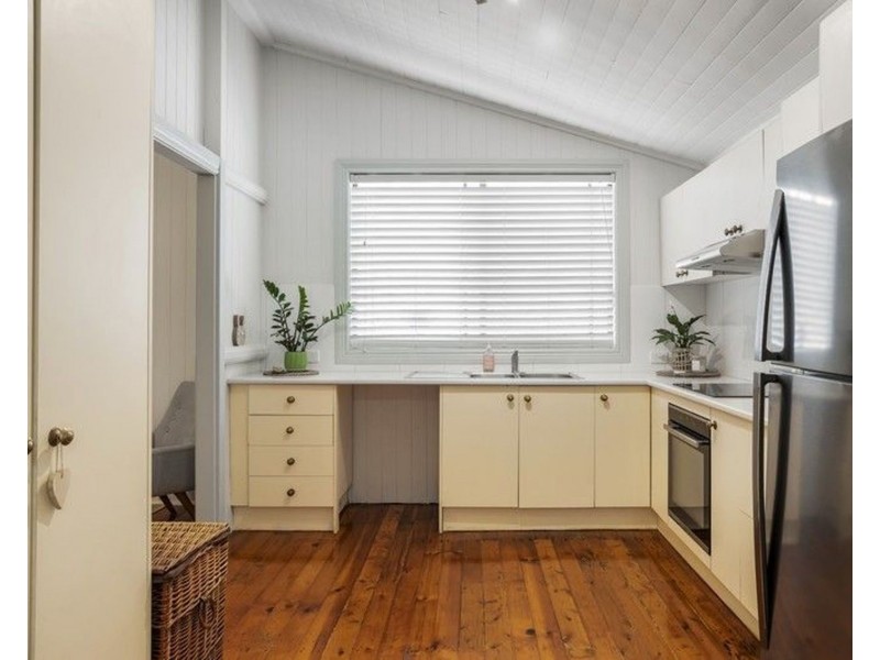 6 Little Norman Street, Southport QLD 4215