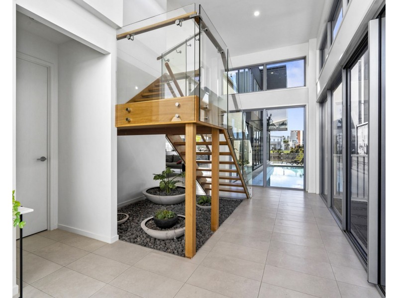 68 North Quay Circuit, Hope Island QLD 4212