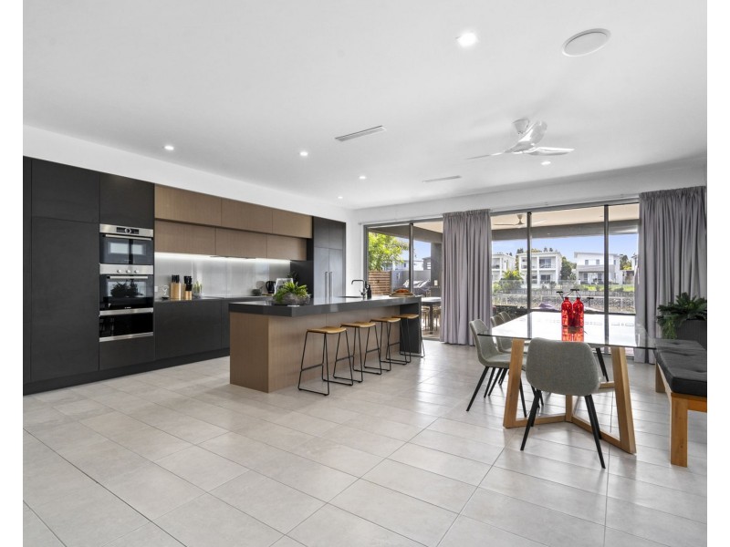 68 North Quay Circuit, Hope Island QLD 4212