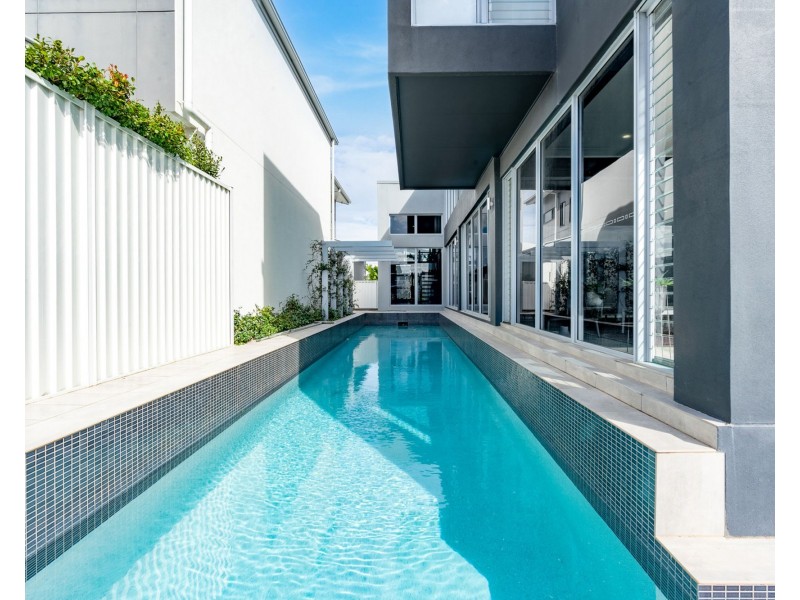 68 North Quay Circuit, Hope Island QLD 4212