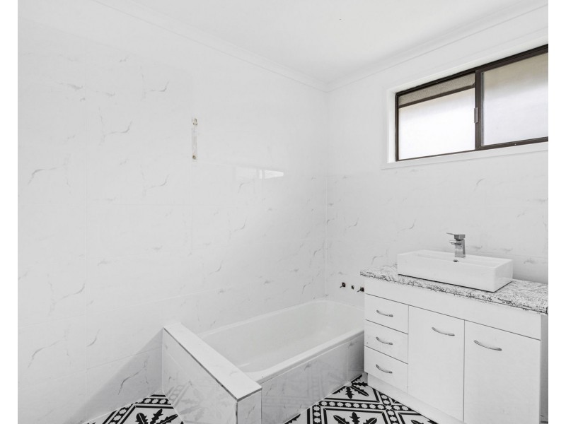 10 Winani Drive, Ashmore QLD 4214