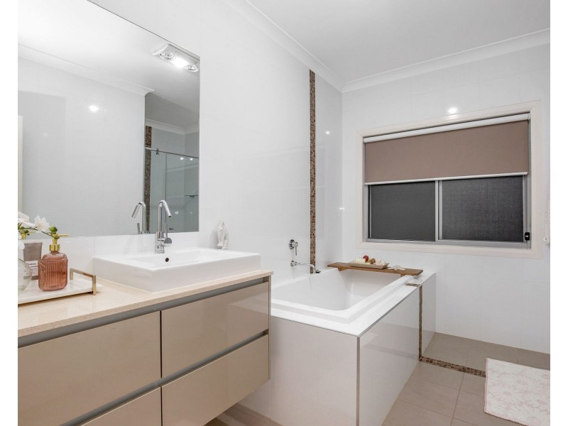 16 Pacha Close, Coomera Waters QLD 4209