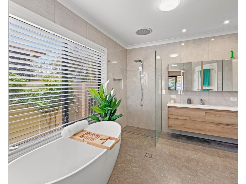 77 Highvale Drive, Helensvale QLD 4212