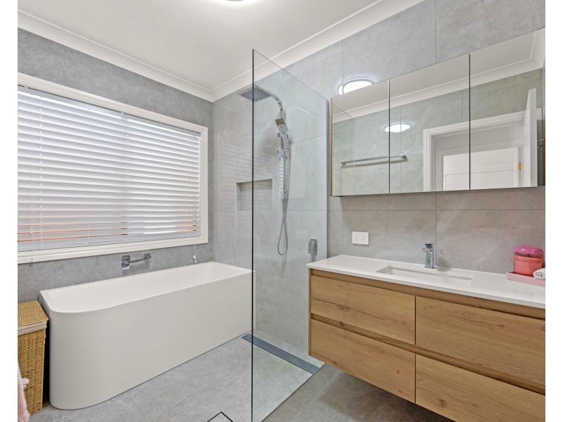 77 Highvale Drive, Helensvale QLD 4212