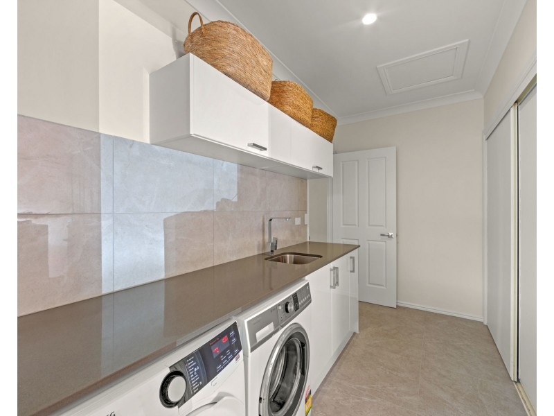 77 Highvale Drive, Helensvale QLD 4212