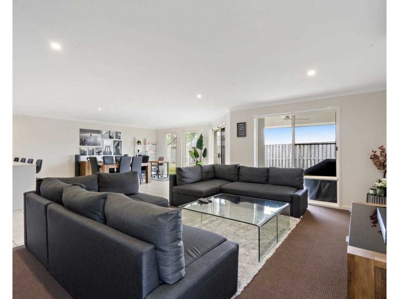 8 Penfolds Close, Pimpama QLD 4209