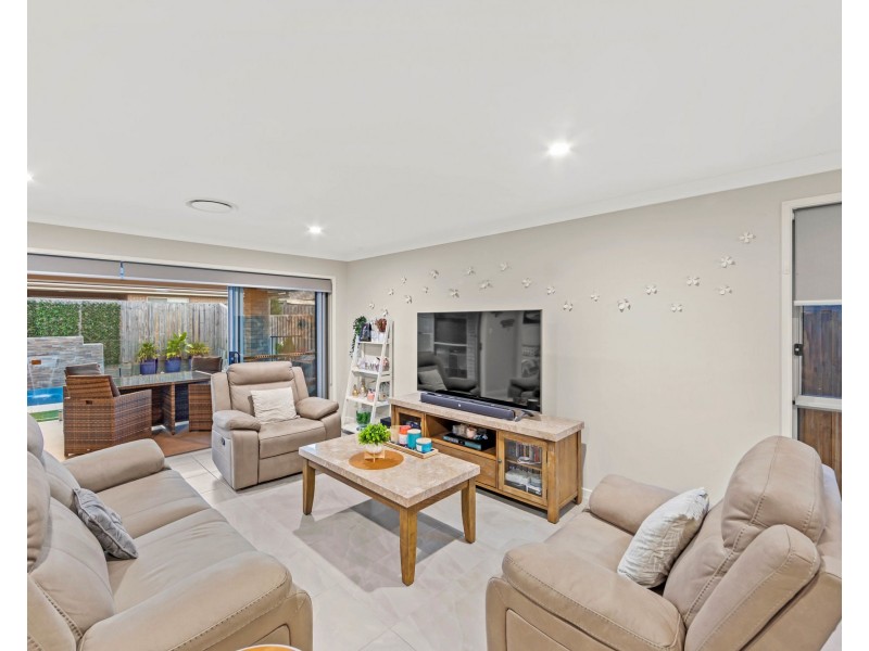 28 Butterleaf Crescent, Pimpama QLD 4209